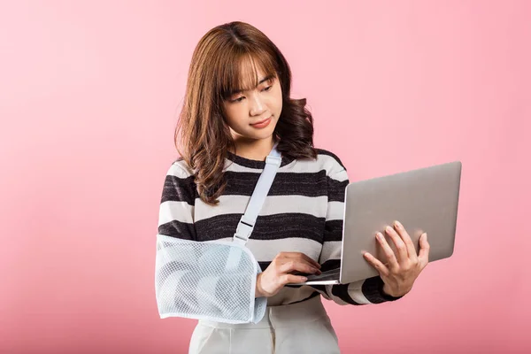 Confident Asian Businesswoman Broken Arm Arm Splint Holds Laptop Signifying — Stock Photo, Image