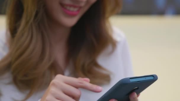 Una Mujer Que Envía Mensajes Texto Teléfono Inteligente Mientras Disfruta — Vídeos de Stock
