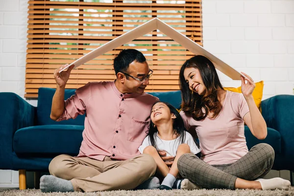 Hun Nieuwe Huis Staat Een Liefdevolle Familie Met Een Kartonnen — Stockfoto