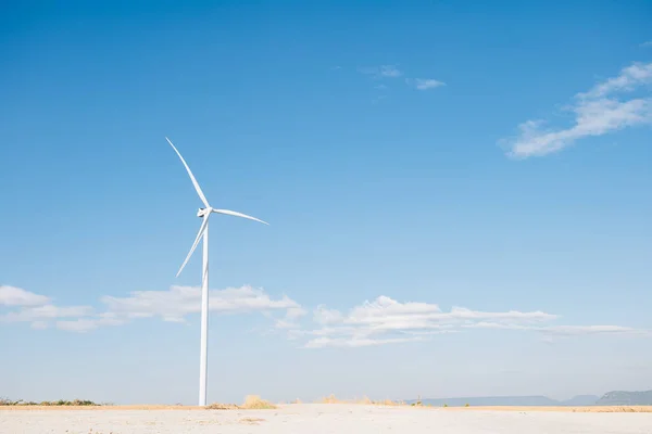 Wyświetlana Wydajność Turbiny Wiatraków Górze Generują Czystą Energię Elektryczną Symbol — Zdjęcie stockowe
