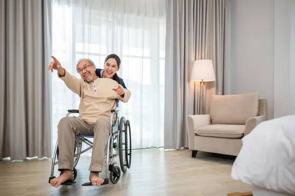 Feliz Curador Médico Persona Empujando Caminar Anciano Paciente Libertad Levantando —  Fotos de Stock