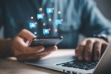 Dijital Ufuklarda gezinen iş adamı, dizüstü bilgisayar ve akıllı telefon gemisinin kaptanlığını sosyal medya, SNS, çevrimiçi pazarlama gibi keşfedilmemiş sularda yapıyor. Modern iş keşiflerinin bir efsanesi..