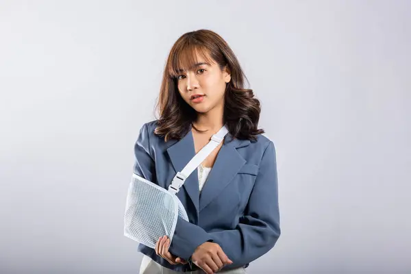 Asian Businesswoman Happily Coping Painful Broken Arm Wears Splint Treatment — Stock Photo, Image