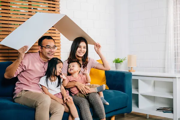 Een Vreugdevolle Familie Zit Tijdens Hun Verhuizing Bank Met Een — Stockfoto