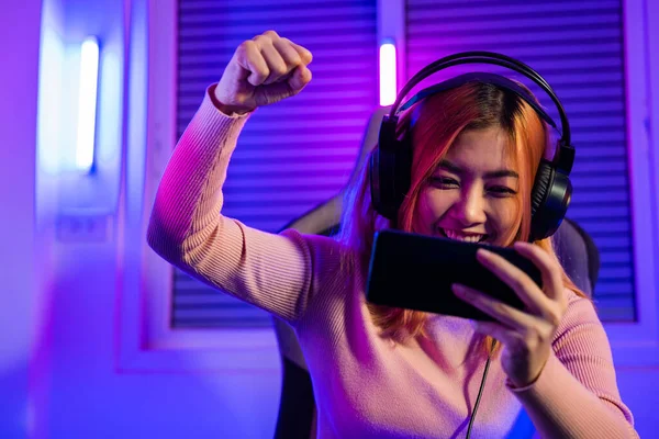 Winning Happy Gamer Playing Video Game Online Smartphone Neon Lights — Foto Stock