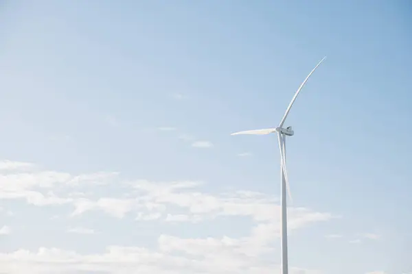 Malowniczy Kąt Turbin Wiatrowych Górskiej Farmie Uosabia Czystą Innowacyjność Energetyczną — Zdjęcie stockowe