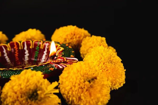 Lampe Diwali Complexe Rangoli Fleurs Colorées Illuminent Fond Noir Captivant — Photo