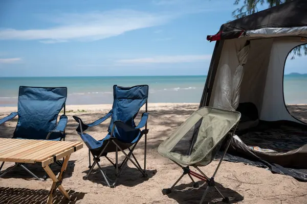 Sistemazione Campeggio Sulla Spiaggia Sedie Tavolo Picnic Una Tenda Con — Foto Stock