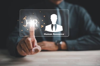 Modern HR Ölçüm Noktaları, bir işadamı, çalışan alımı ve kariyer geliştirmede teknolojinin entegrasyonunu vurgulayan sanal bir arayüzle etkileşime girer. Dijital dokunuşun gücünü kucaklamak