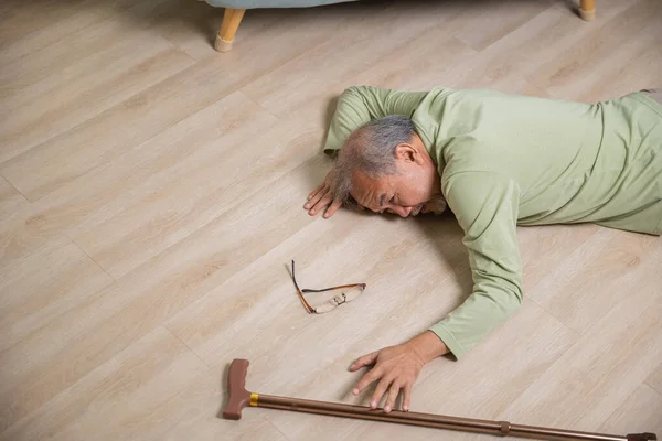 Uomo Anziano Più Anziano Mal Testa Sdraiato Sul Pavimento Dopo — Foto Stock