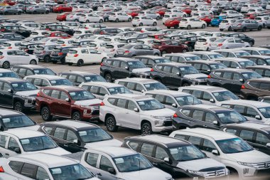 Lamchabang, Tayland - 2 Temmuz 2023 Dolu bir araba fabrikası deposunda çok sayıda yeni araç imalatı ve küresel pazarlama sergileniyor..