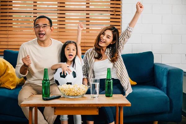 Una Familia Alegre Hija Unen Por Partido Fútbol Televisión Celebrando — Foto de Stock