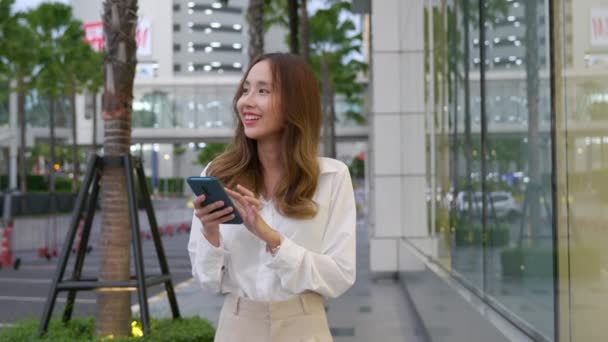 Uma Mulher Camisa Branca Escrever Uma Mensagem Smartphone Dispositivo Uma — Vídeo de Stock