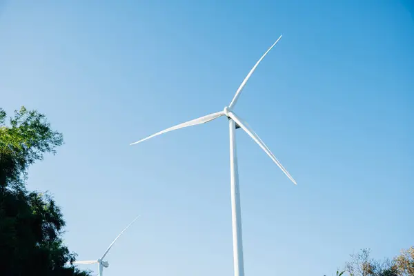 Farma Wiatraków Górze Turbiny Innowacyjność Energii Odnawialnej Czysta Wydajna Siła — Zdjęcie stockowe