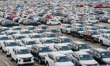 Lamchabang, Tayland - 2 Temmuz 2023 Kalabalık bir araba fabrikası deposunda, modern otomotiv imalatının çok sayıda yeni araç ihraç edilmesini bekliyor..
