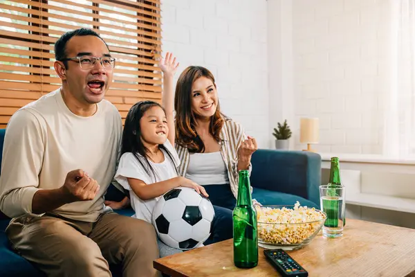 Lycklig Familj Fans Njuter Att Titta Fotbollsmatch Hemma Skapa Atmosfär — Stockfoto