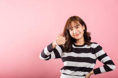 Pembenin üzerinde bir stüdyo resminde yakalanan Asyalı bir kadın, neşeli bir gülümseme ve olumlu bir 