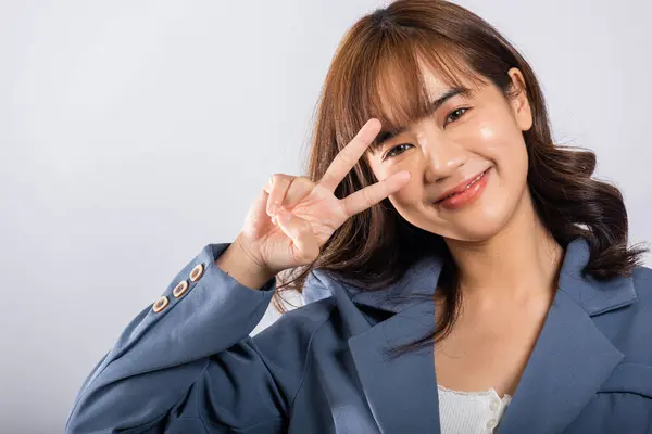 Studio Skjuten Vit Bakgrund Utstrålar Asiatisk Kvinna Positivitet Genom Att — Stockfoto