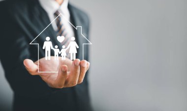 Aile bağlarını geliştirmek, iş adamının koruyucu jesti genç aile siluetinde yankılanıyor. Sağlık ve ev sigortası ikonları güvenlik ve bakımı ve desteğin güçlendirilmesini vurguladı.
