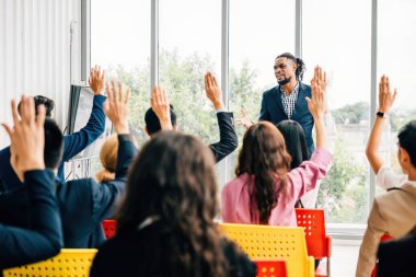 Strateji toplantısına katılan işadamları toplantı ve seminer için toplantı salonunda toplanıyorlar. Sorular, takım çalışması sergileyen meslektaşlar ve çalışanlar tarafından soruluyor..