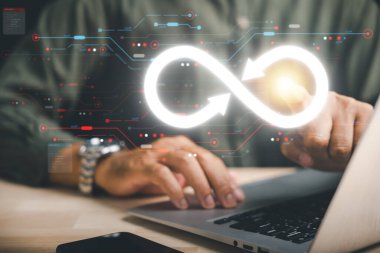 İşadamı veri teknolojisindeki sınırsız bağlantıyı gösteren sonsuzluk sembolünü işaret ediyor. Siber uzay, gelecek sınırsız. Sonsuz güç, enerji, internet bilgileri. teknoloji sonsuzluk verisi