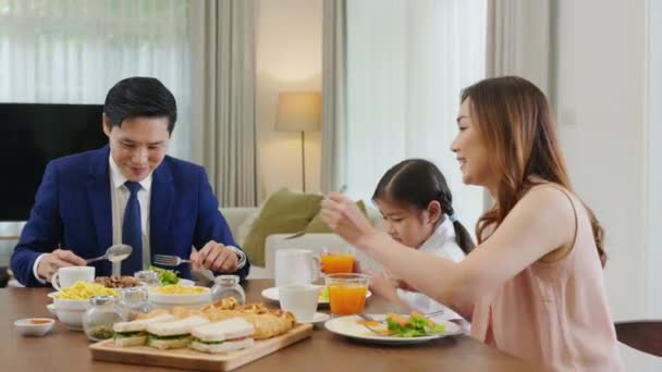 Asian Family Father Mother Children Daughter Eating Breakfast Food Dining — Stockvideo