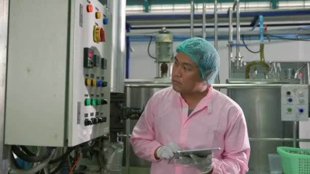 Заводе Производству Напитков Рабочий Использующий Планшет Контролирует Наполнение Газированной Воды — стоковое видео