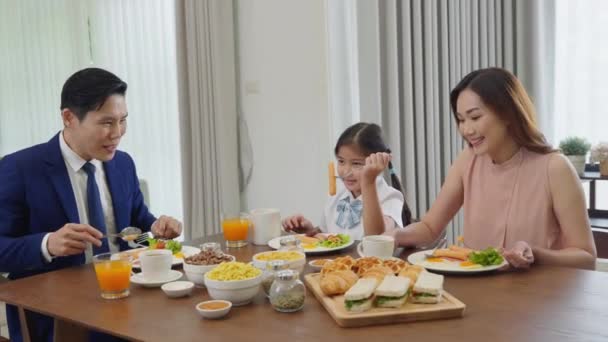 Asian Family Father Mother Children Daughter Eating Breakfast Food Dining — Stockvideo