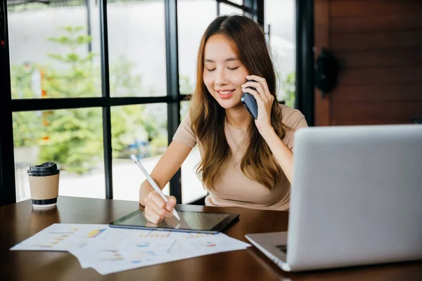 Asian Businesswoman Sitting Cafe Calling Mobile Phone Talking Customer Asking —  Fotos de Stock