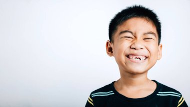 Liseli çocuk gülümseyerek dişlerinin arasındaki boşluğu kaybediyor. Çocuk diş bakımı beyazda izole edilmiş. Neşeli diş perisi gelişim anı. Çocuklar yeni dişler gösteriyor, dişçi problemleri.