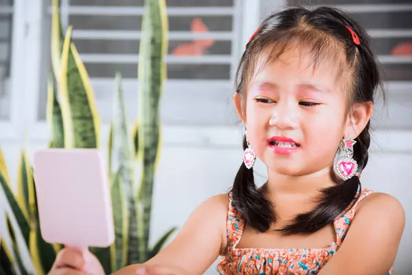 亚洲可爱有趣的小女孩在镜子里化妆和看自己的脸 学习做女人的活动 快乐的孩子用化妆品玩具化妆漂亮 — 图库照片