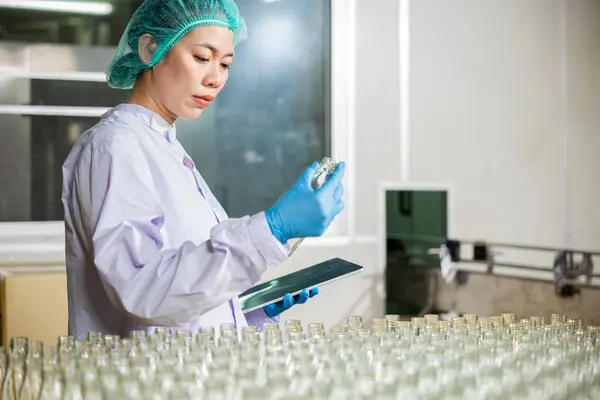 Woman Examines Products Beverage Factorys Conveyor Belt Using Digital Tablet — Stock Photo, Image