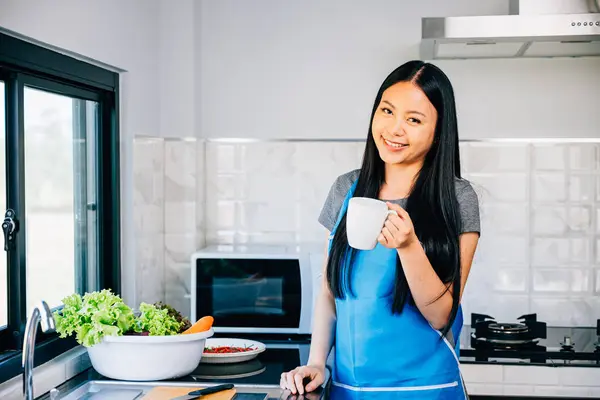 Een Gezellige Keuken Staat Een Glimlachende Vrouw Met Een Kop — Stockfoto