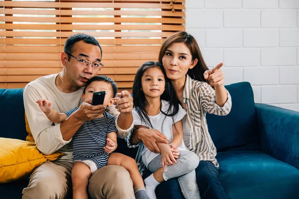 Una Familia Joven Disfruta Tiempo Calidad Viendo Televisión Casa Padre — Foto de Stock