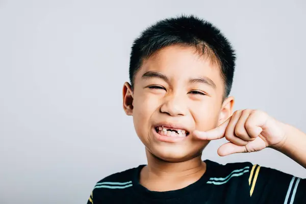 Criança Menino Asiático Destaca Atendimento Odontológico Apontando Para Dente Dianteiro — Fotografia de Stock