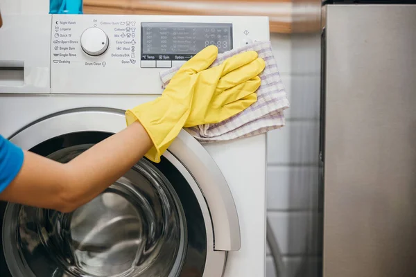 Vrouw Hand Beschermende Handschoen Reinigt Veegt Wasmachine Markeer Regelmatig Huishoudelijk — Stockfoto