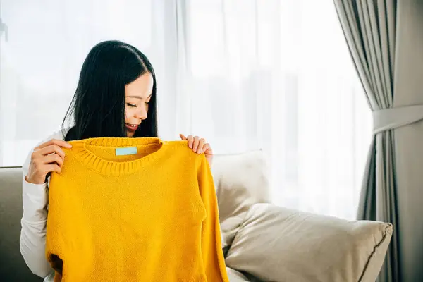 Mulher Asiática Sorridente Desembrulha Uma Camisa Uma Caixa Papelão Casa — Fotografia de Stock