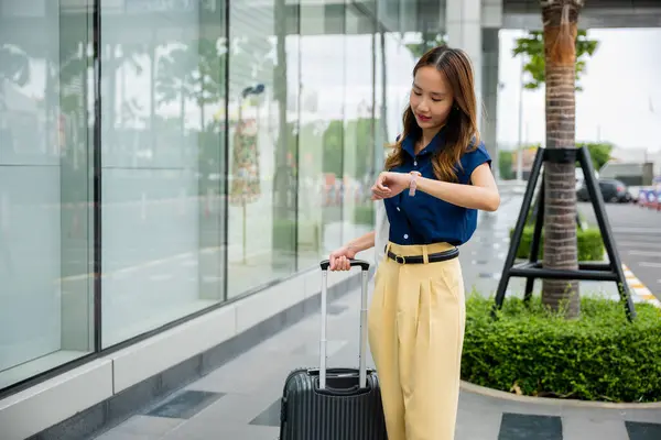 Young Woman Waiting Her Flight Airport Her Luggage Checking Time — Stock Photo, Image