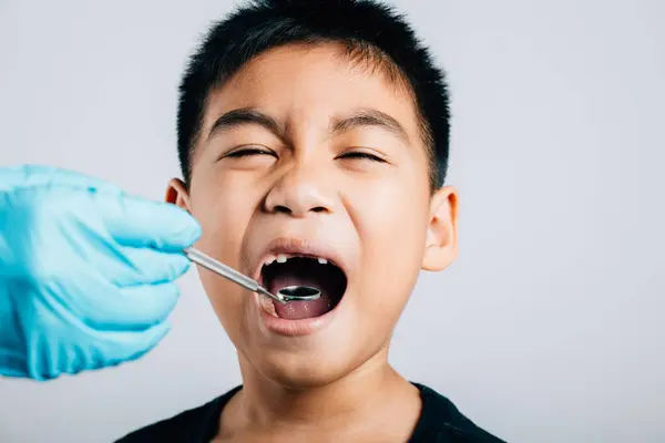 Uma Prática Dentistas Pediátricos Médico Examina Uma Boca Crianças Após — Fotografia de Stock