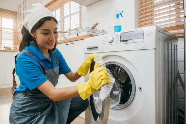 Housewife Hand Protective Glove Cleans Washing Machine Emphasizing Regular Cleanup — Stock Photo, Image