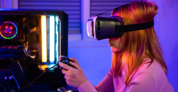 Aufgeregte Frau Spielt Virtuell Gamepad Controller Den Sie Hause Feiert — Stockfoto