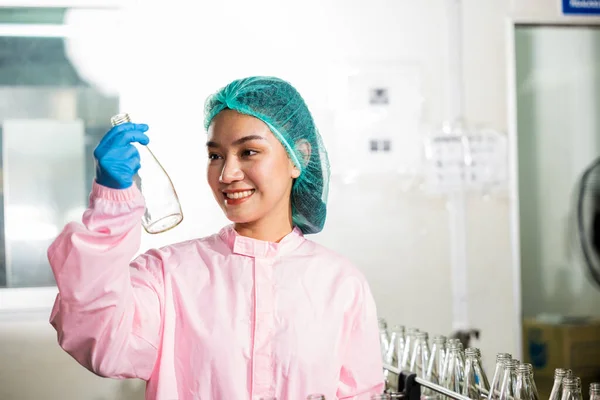 Der Getränkeindustrie Überprüft Eine Uniformierte Auf Chemische Wissenschaft Spezialisierte Frau — Stockfoto