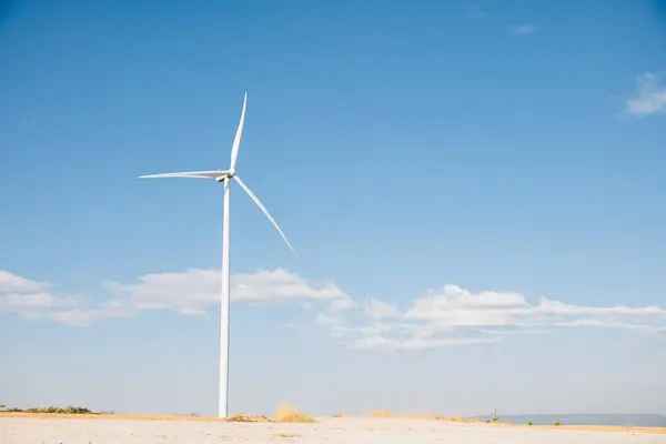 Górskiej Farmie Wiatraków Turbiny Wykorzystują Naturę Wiatru Dla Czystej Energii — Zdjęcie stockowe