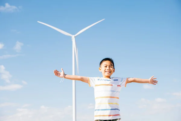 Cheerful Boy Enjoys Wind Farms Beauty Family Fun Amidst Turbines — Stock Photo, Image