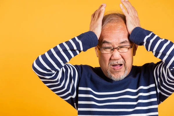 Asian Elder Man Hands Holding Head Close Ears Suffering Headache — Foto Stock