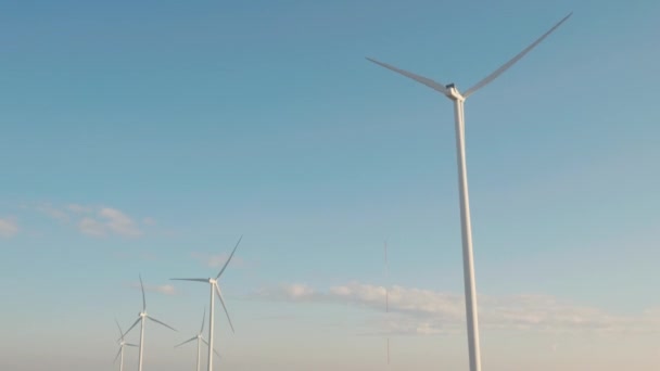 Einer Landschaftlich Reizvollen Prärie Erzeugen Windkraftanlagen Auf Einem Berg Sauberen — Stockvideo