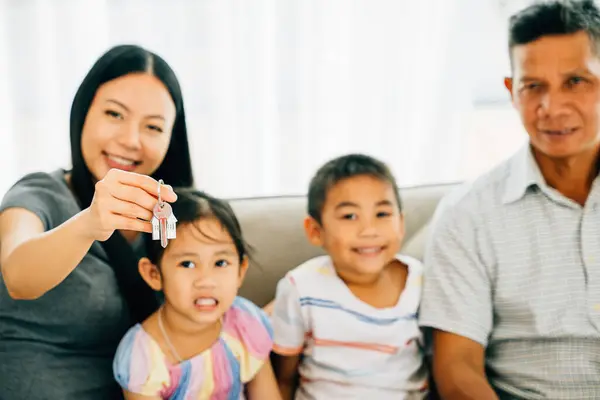 Joyful Family Poses Mother Holding Keys New House Reflecting Happiness — Stock Photo, Image