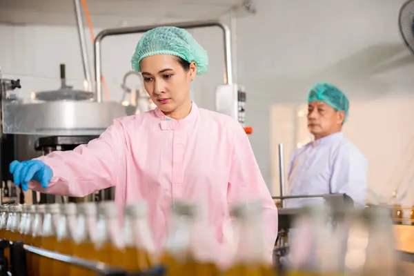 Drink Factory Engineers Examine Glass Bottles Fruit Juice Production Wear — Stock Photo, Image