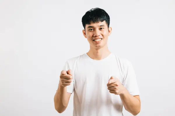 Een Enthousiaste Aziatische Man Maakt Een Brutaal Gebaar Met Twee — Stockfoto
