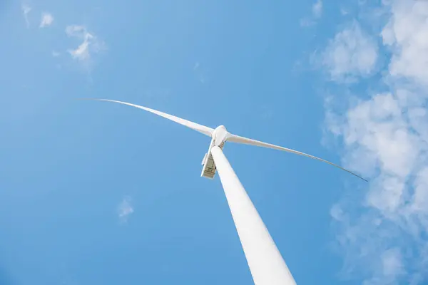 Szczycie Górskiej Farmy Wiatrowej Turbiny Ilustrują Efektywne Wytwarzanie Czystej Energii — Zdjęcie stockowe